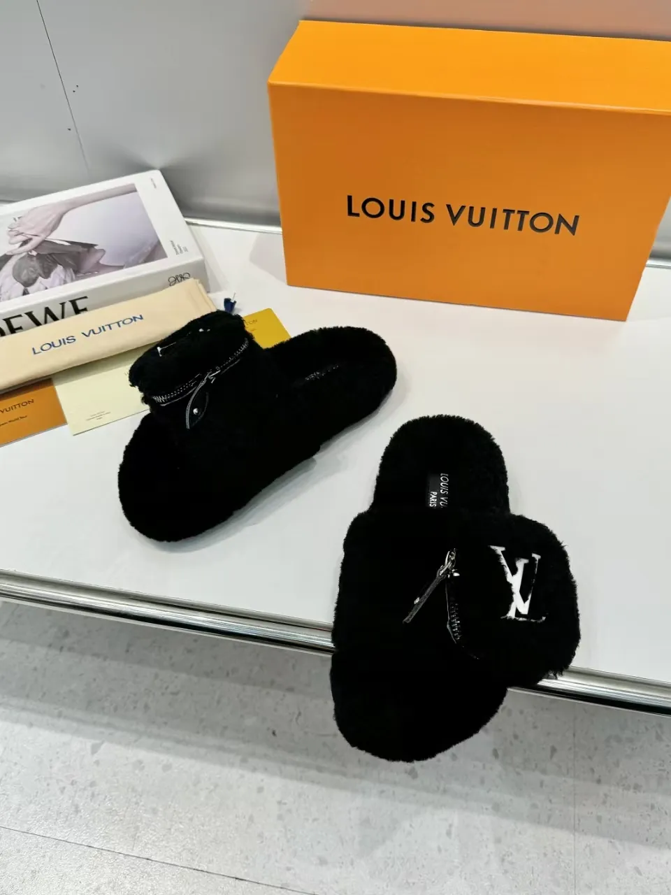👟👟Ex-factory price 500👟👟 Popular style [LV mop] official website synchronization: counter quality! My family only makes all-genuine lamb 🐑 wool. A giant trendy fall and winter thick-soled fur flip flop. The super comfortable and luxurious wool texture makes your feet more beautiful, confident and comfortable. It is very suitable for home and outdoor use. 1: Fabric: Genuine leather lamb 🐑 wool 2: Lining: Genuine leather lamb 🐑 wool 3: Foot pads: Genuine leather lamb 🐑 wool 4: Outsole: Wear-resistant and non-slip rubber outsole 5: Number of yards: 35-41 yards [Note: 41 customized]